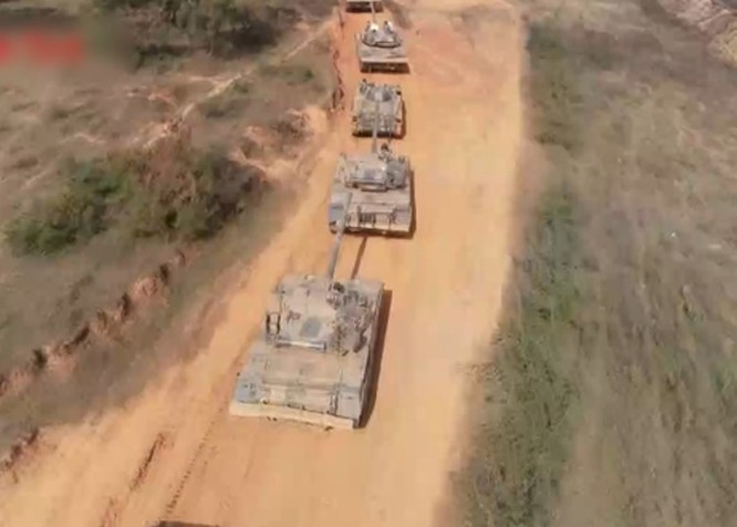 Trung Quốc tập trận gần biên giới Việt Nam, xe tăng kiểu mới Type-15 lần đầu lộ diện   - ảnh 1