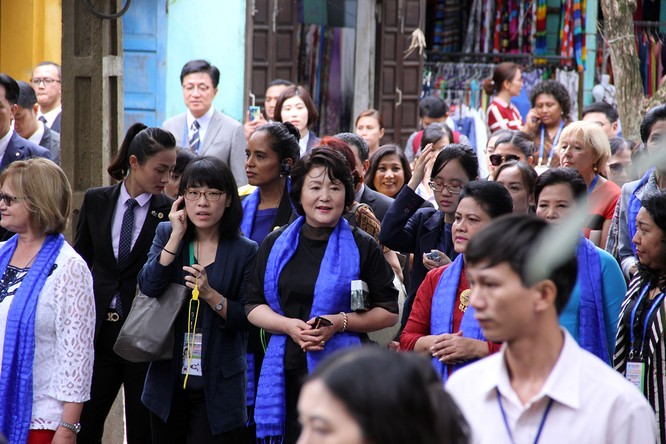 Đoàn phu nhân lãnh đạo APEC dạo phố cổ Hội An - ảnh 6