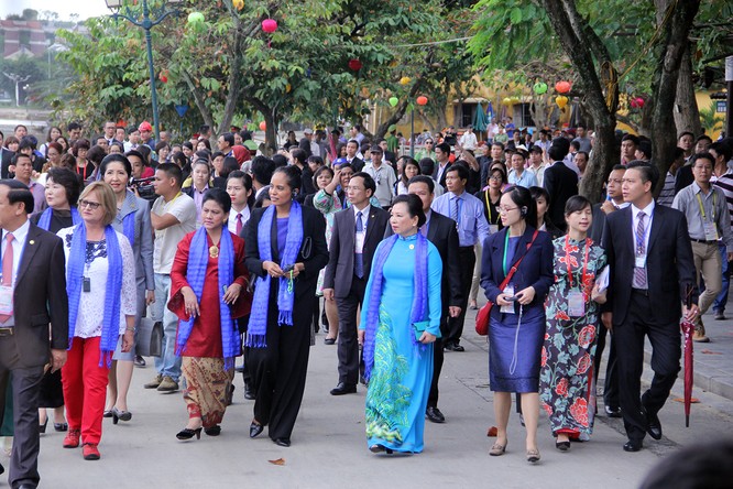 Đoàn phu nhân lãnh đạo APEC dạo phố cổ Hội An - ảnh 12