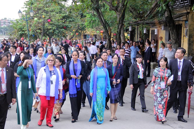 Đoàn phu nhân lãnh đạo APEC dạo phố cổ Hội An - ảnh 13