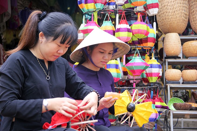 Đoàn phu nhân lãnh đạo APEC dạo phố cổ Hội An - ảnh 10