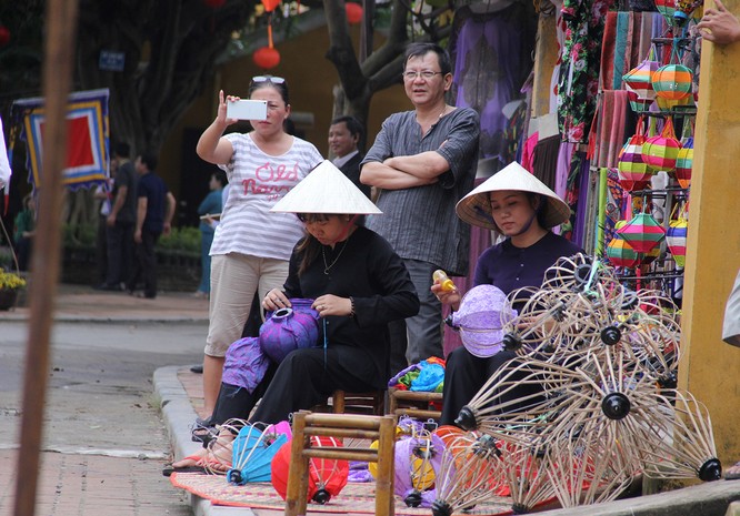 Đoàn phu nhân lãnh đạo APEC dạo phố cổ Hội An - ảnh 11