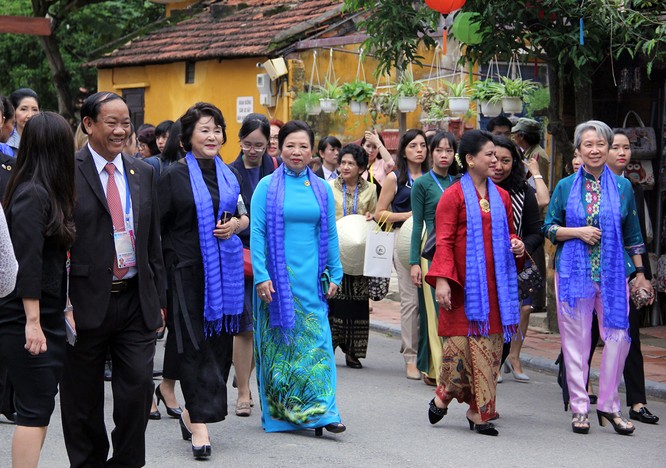 Đoàn phu nhân lãnh đạo APEC dạo phố cổ Hội An - ảnh 2