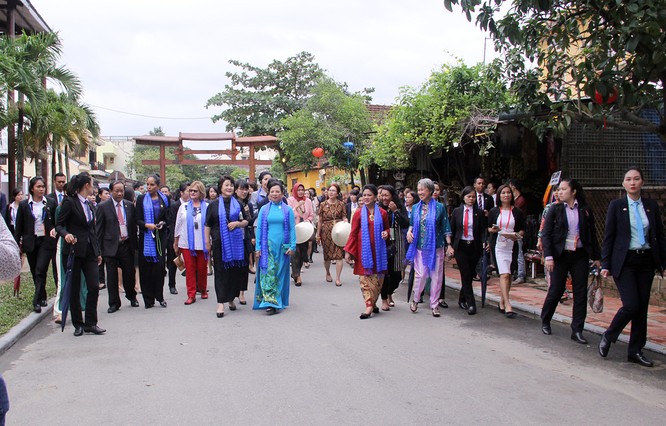 Đoàn phu nhân lãnh đạo APEC dạo phố cổ Hội An - ảnh 1