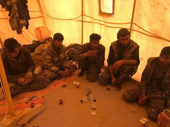 IS tung đòn tự sát, người Kurd tổn thất nặng ở Deir Ezzor - ảnh 10