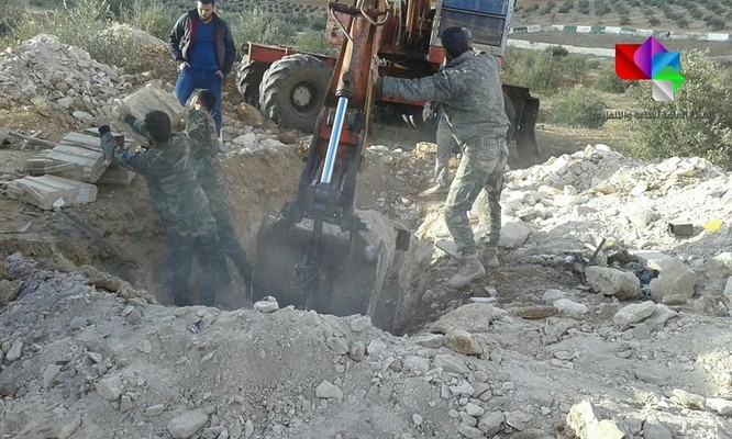 Tiếp mùa thu hoạch vũ khí “nổi dậy”, Syria phát hiện thêm kho súng đạn bí mật ở Daraa - Ảnh 5.