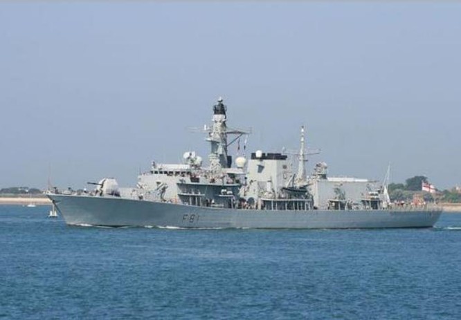 Tuần tra Biển Đông, chiến hạm Anh bị 16 tàu chiến Trung Quốc bao vây - ảnh 1