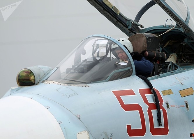 Phi công trong buồng lái của Su-27 trước khi cất cánh. Phi công trong buồng lái của Su-27 trước khi cất cánh.