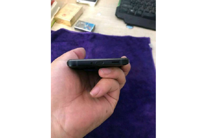 HTC U12+ lộ diện qua ảnh chụp trộm: thiết kế không ấn tượng - ảnh 4