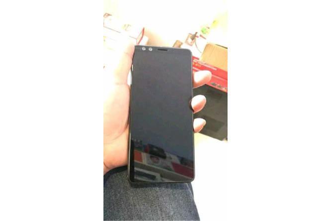HTC U12+ lộ diện qua ảnh chụp trộm: thiết kế không ấn tượng - ảnh 1