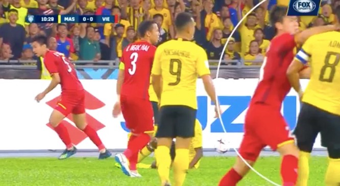 Fox Sport chỉ ra 5 điểm nhấn trận Malaysia – Việt Nam: “Đỗ Duy Mạnh đã không bị thẻ đỏ khi huých cùi trỏ vào Zaquan” - ảnh 3