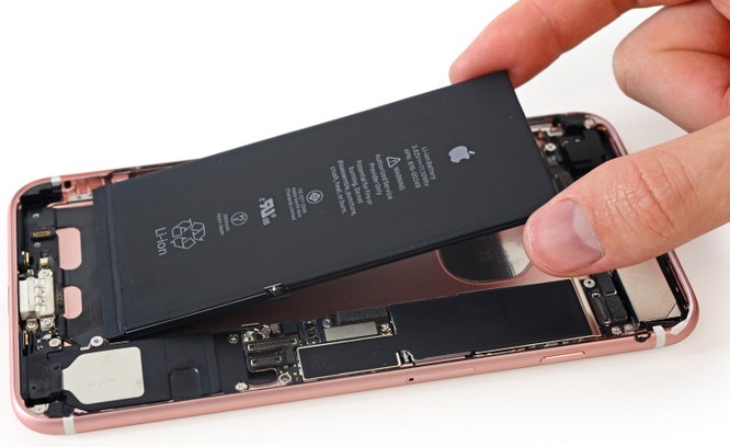 Thay thế pin là giải pháp duy nhất để tắt tính năng làm chậm của Apple ở thời điểm hiện nay. Nguồn: iFixIt