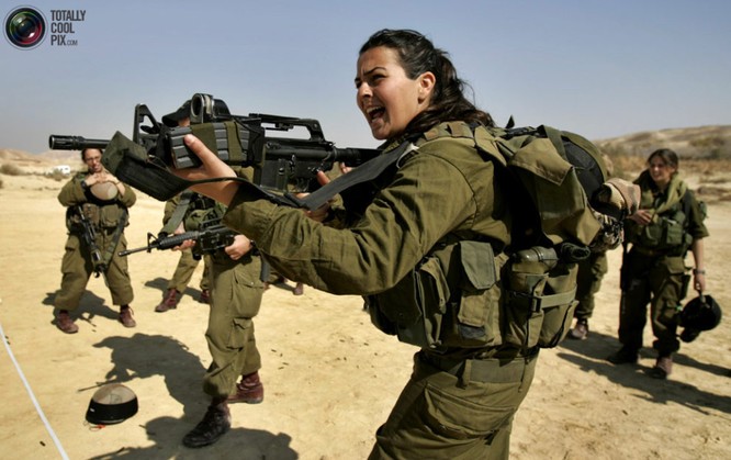 Mang súng khi diện bikini - Vén bức màn bí ẩn về lực lượng nữ binh Israel  - ảnh 12