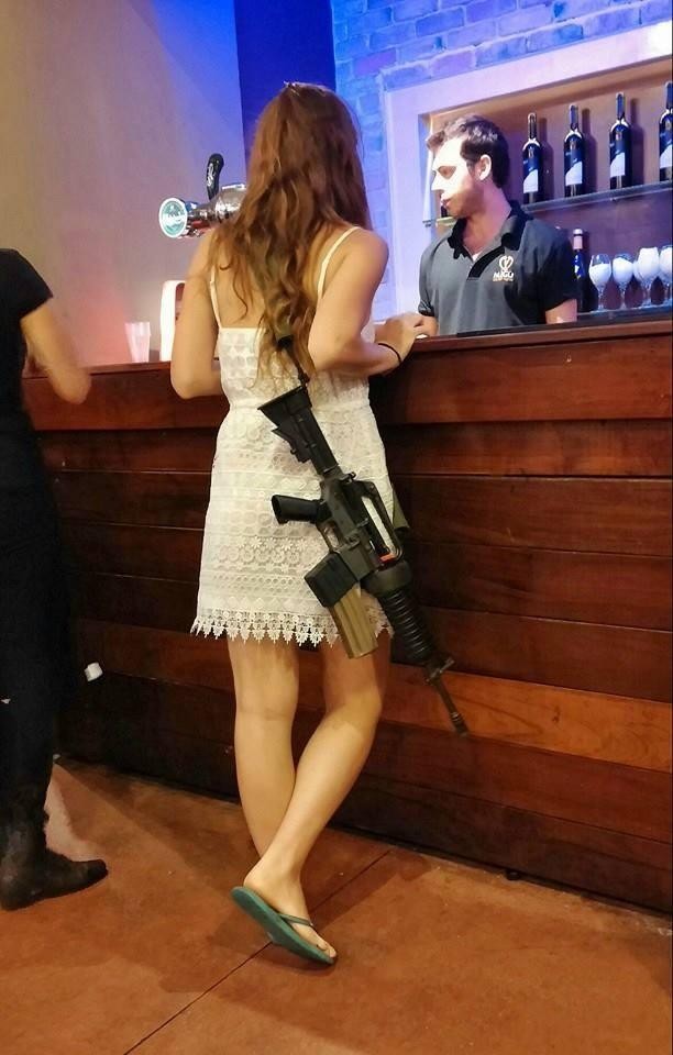Mang súng khi diện bikini - Vén bức màn bí ẩn về lực lượng nữ binh Israel  - ảnh 2