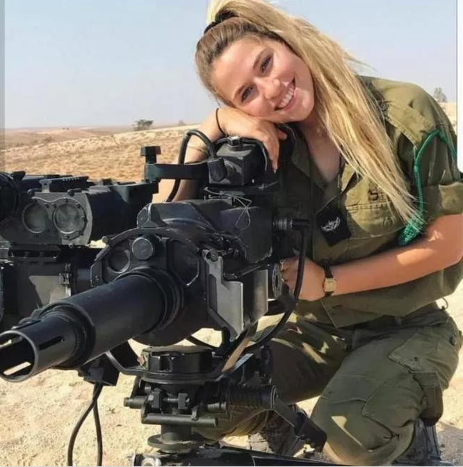Mang súng khi diện bikini - Vén bức màn bí ẩn về lực lượng nữ binh Israel  - ảnh 5