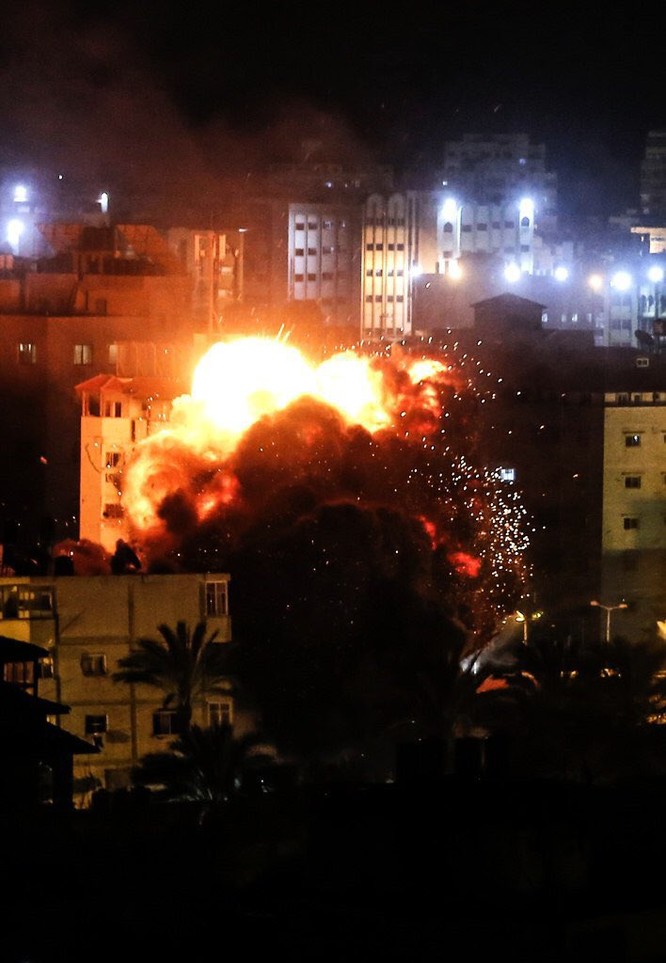 Tên lửa tấn công Tel Aviv, Israel đánh phá dữ dội Dải Gaza - ảnh 5