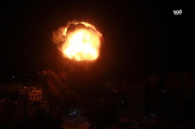Tên lửa tấn công Tel Aviv, Israel đánh phá dữ dội Dải Gaza - ảnh 11