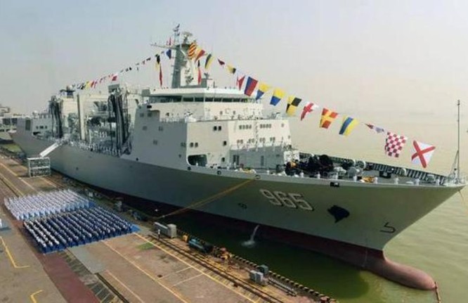 Ngày 1/9/2017, tàu tiếp tế Hô Luân Hồ số hiệu 965 Type 901 đã biên chế cho hải quân Trung Quốc tại Quảng Châu, Quảng Đông, có sự tham dự của Tư lệnh hải quân Trung Quốc Thẩm Kim Long, Tư lệnh hải quân Chiến khu miền Nam Vương Hải, Tư lệnh hải quân Chiến khu miền Bắc Trương Văn Đán.... Ảnh: Sina.