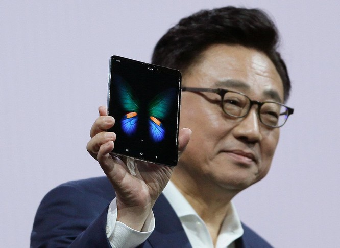 Điện thoại gập Galaxy Fold giá 2000 USD sẽ là một sự rủi ro lớn cho bất kỳ ai mua nó - ảnh 1