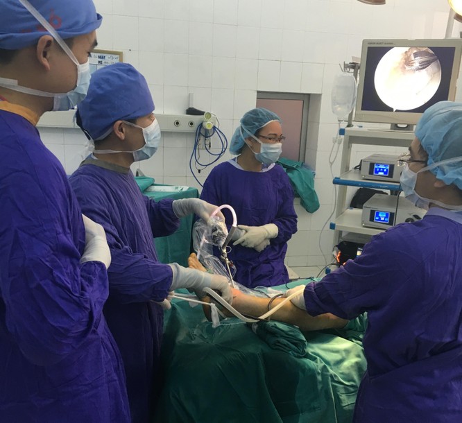 Kíp bác sĩ của Bệnh viện Hữu nghị Việt Đức thực hiện ca phẫu thuật nội soi cổ chân