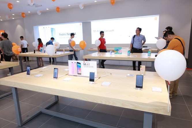 “Đột nhập” cửa hàng Mi Store rộng hơn 240m2 đầu tiên tại Hà Nội - ảnh 1