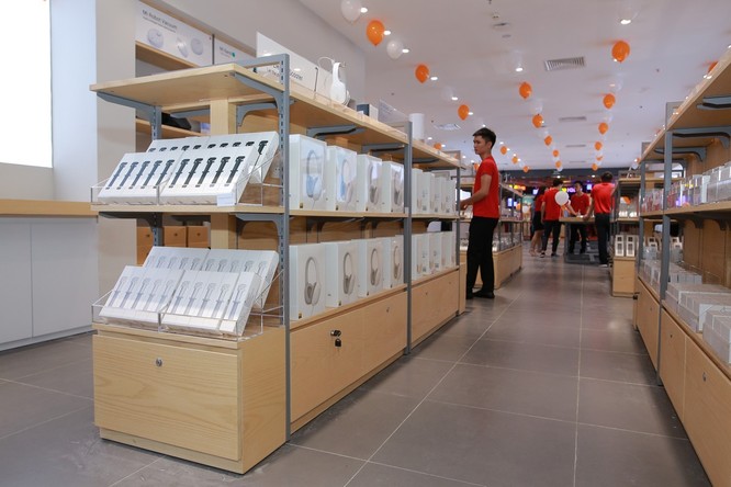 “Đột nhập” cửa hàng Mi Store rộng hơn 240m2 đầu tiên tại Hà Nội - ảnh 3
