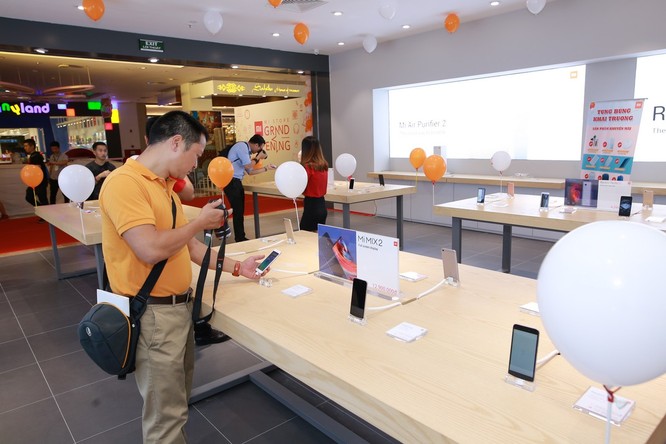 “Đột nhập” cửa hàng Mi Store rộng hơn 240m2 đầu tiên tại Hà Nội - ảnh 7