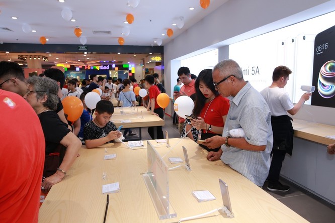 “Đột nhập” cửa hàng Mi Store rộng hơn 240m2 đầu tiên tại Hà Nội - ảnh 10
