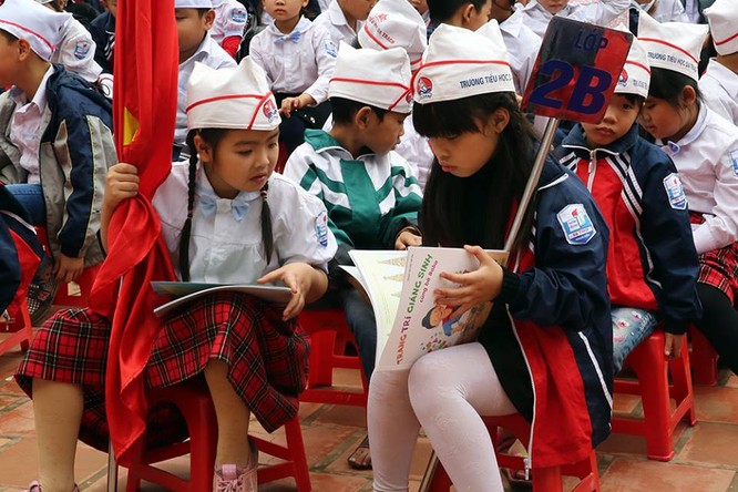 Phó Thủ tướng mừng tuổi hơn 500 bản sách về STEM cho học sinh tiểu học - ảnh 1