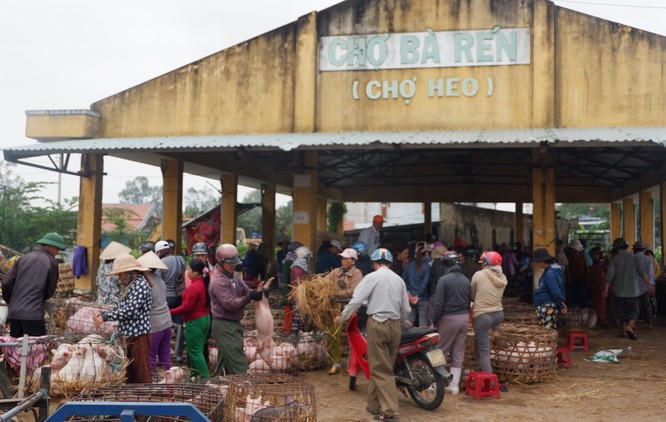 Thú vị khu chợ phụ nữ bồng heo độc nhất Việt Nam - ảnh 1