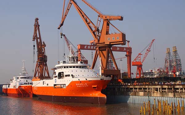 Tàu khảo sát Địa chất Hải dương 8 và 9 cập cảng tại Nhà máy đóng tàu Thượng Hải (Trung Quốc). (Ảnh: China Daily)