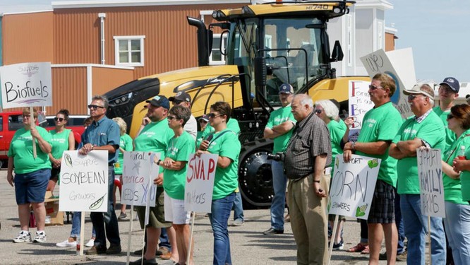 Nông dân Mỹ tuần hành kêu gọi nâng giá nông sản (Ảnh: Agweek)