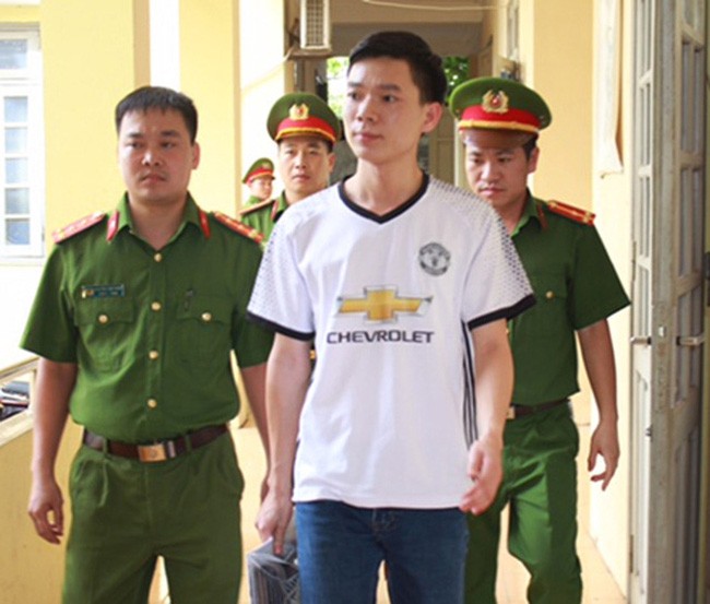 BS Hoang Công Lương (áo trắng)