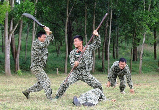 Đặc công Việt Nam thời hiện đại đang tập luyện.