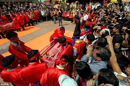 Du xuân đầu năm, “choáng váng” vì giá gửi xe cao ngất ngưởng ảnh 4