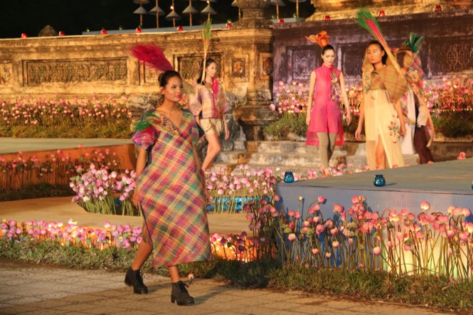 Hơn 40 hoa hậu, người mẫu Việt Nam trình diễn trang phục truyền thống ASEAN ảnh 10