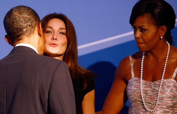 Nụ hôn đệ nhất phu nhân Pháp của ông Obama và những hoàn cảnh ngoại giao trớ trêu nhất ảnh 15
