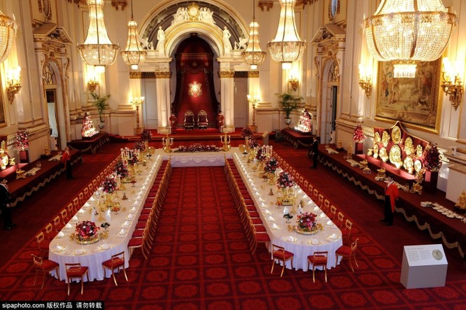 Chiêm ngưỡng cuộc sống xa hoa trong cung điện Buckingham ảnh 1