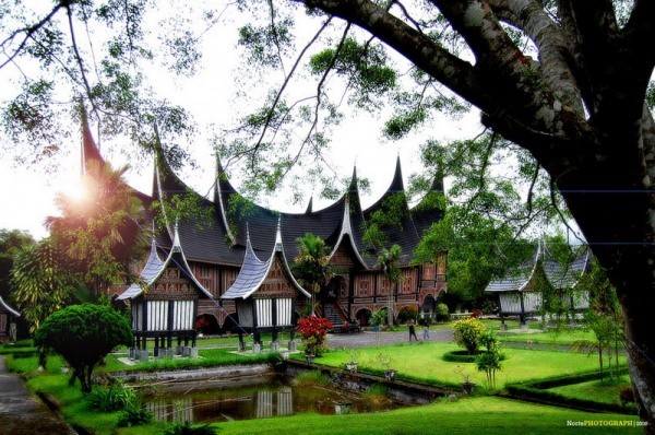 “Đưa nhau đi trốn” với những ngôi làng đẹp như cõi thần tiên - ảnh 7