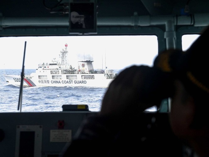 Nóng: Tàu chiến, máy bay Indonesia giám sát và truy đuổi tàu hải cảnh Trung Quốc trên Biển Đông - ảnh 1