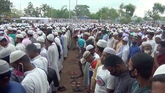 Người Bangladesh hoảng sợ vì đám tang 100 ngàn người dự giữa đại dịch - ảnh 1