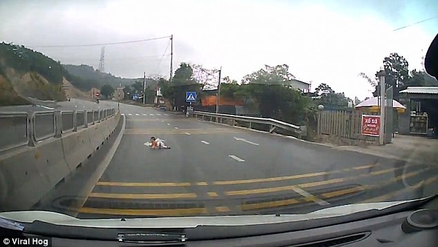 Video ”em bé bò lổm ngổm trên cao tốc” nổi như cồn trên báo Anh ảnh 2