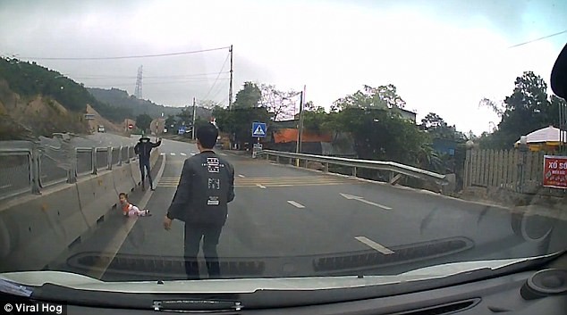 Video ”em bé bò lổm ngổm trên cao tốc” nổi như cồn trên báo Anh ảnh 3