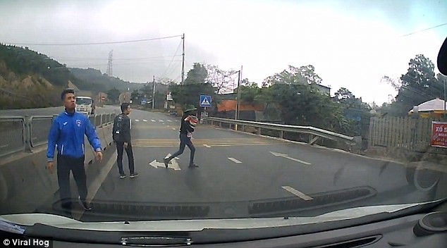 Video ”em bé bò lổm ngổm trên cao tốc” nổi như cồn trên báo Anh ảnh 4