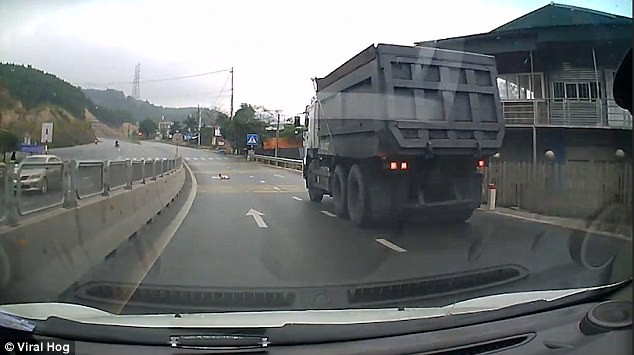 Video ”em bé bò lổm ngổm trên cao tốc” nổi như cồn trên báo Anh ảnh 1