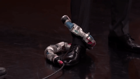 Các nhà nghiên cứu tại Phòng thí nghiệm Biorobotics của trường Đại học Carnegie Mellon đã phát triển một robot mô phỏng chuyển động của loài rắn, giúp chúng di chuyển đến những địa hình khó mà robot chuyển động bằng chân hoặc bằng bánh xe không thể.