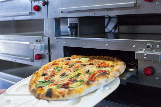 Được làm bởi robot, những chiếc pizza này sẽ là đối thủ đáng gờm của Dominos và Pizza Hut? - Ảnh 19. Được làm bởi robot, những chiếc pizza này sẽ là đối thủ đáng gờm của Dominos và Pizza Hut? - Ảnh 19.