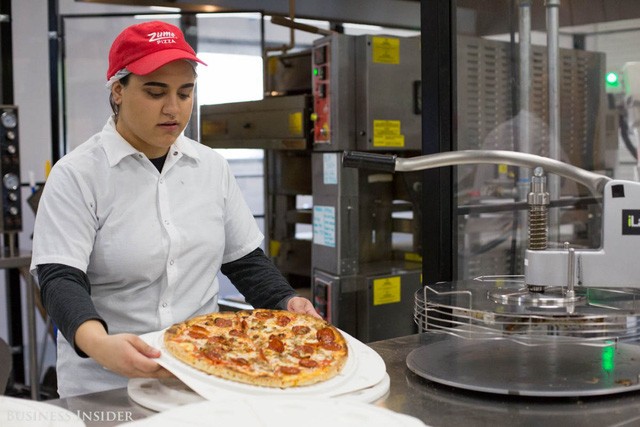 Được làm bởi robot, những chiếc pizza này sẽ là đối thủ đáng gờm của Dominos và Pizza Hut? - Ảnh 2. Được làm bởi robot, những chiếc pizza này sẽ là đối thủ đáng gờm của Dominos và Pizza Hut? - Ảnh 2.