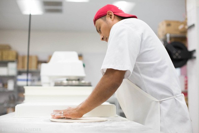 Được làm bởi robot, những chiếc pizza này sẽ là đối thủ đáng gờm của Dominos và Pizza Hut? - Ảnh 9. Được làm bởi robot, những chiếc pizza này sẽ là đối thủ đáng gờm của Dominos và Pizza Hut? - Ảnh 9.