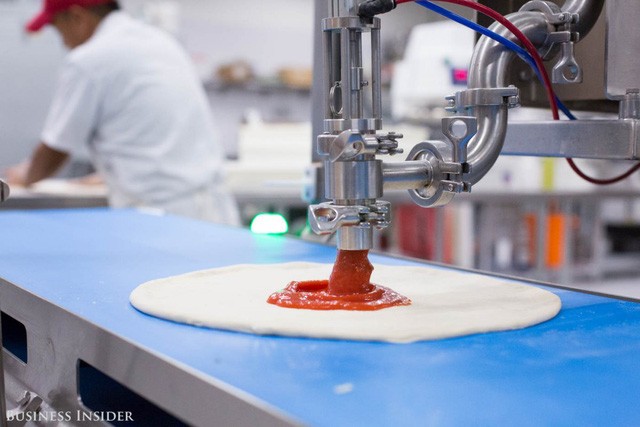 Được làm bởi robot, những chiếc pizza này sẽ là đối thủ đáng gờm của Dominos và Pizza Hut? - Ảnh 10. Được làm bởi robot, những chiếc pizza này sẽ là đối thủ đáng gờm của Dominos và Pizza Hut? - Ảnh 10.